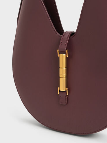 شنطة هوبو سيسيا بإكسسوار معدني, أحمر توتي فاخر, hi-res