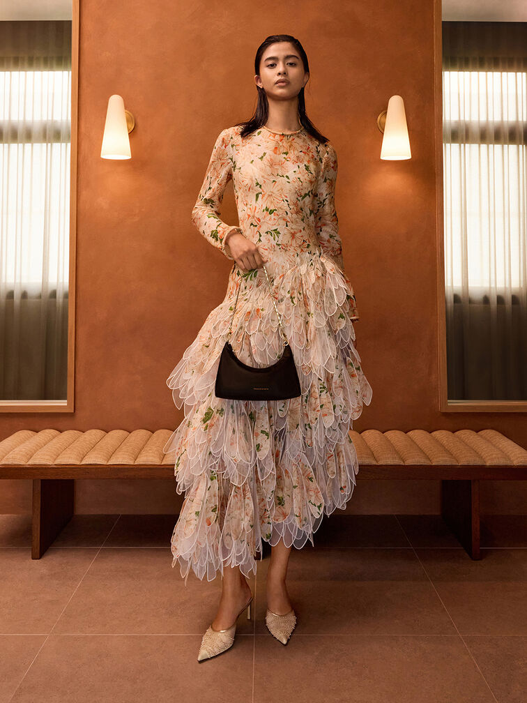 حقيبة من الساتان مزينة بالكريستال ومزوّدة بحزام سلسلة قابل للفصل يمكن حملها بطريقتين, أسود, hi-res