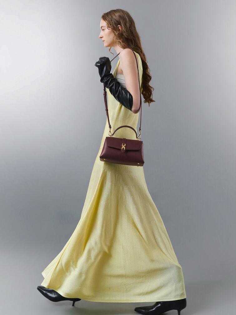 شنطة يد أدالين بمشبك معدني وحزام سلسلة, أحمر توتي فاخر, hi-res