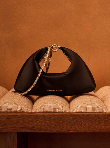 حقيبة من الساتان مزينة بالكريستال ومزوّدة بحزام سلسلة قابل للفصل يمكن حملها بطريقتين, أسود, hi-res