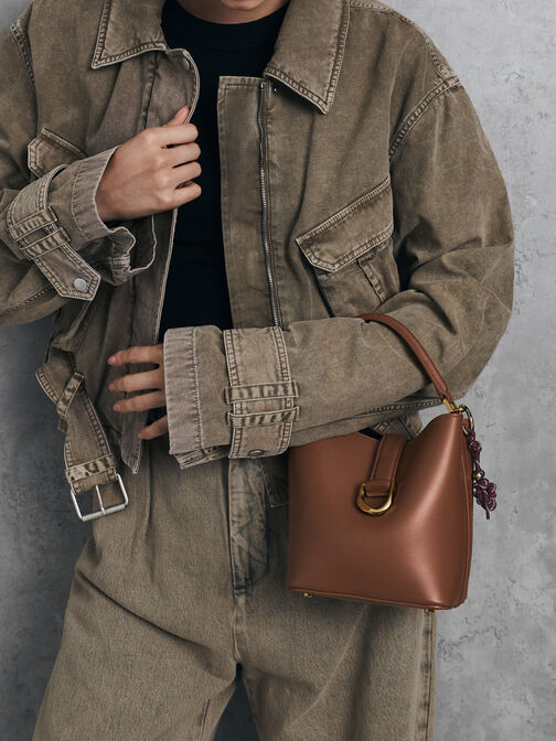 حقيبة باكت (دلو) غابين من الجلد بحزام ومقبض علوي, شوكولاتي, hi-res