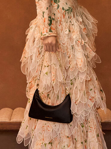 حقيبة من الساتان مزينة بالكريستال ومزوّدة بحزام سلسلة قابل للفصل يمكن حملها بطريقتين, أسود, hi-res