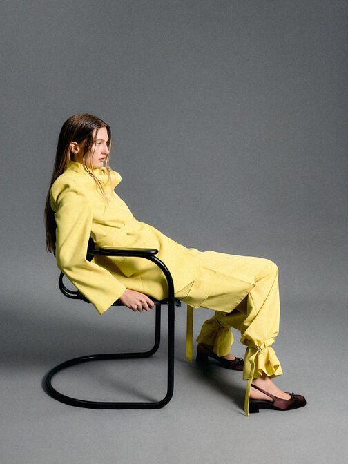 حذاء بامب ساديرا من الساتان بكعب عالٍ مفتوح من الخلف ومقدمة مربعة، مزين بفيونكة وحزام خلفي, بني داكن, hi-res