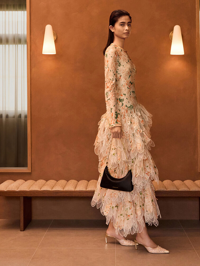 حقيبة من الساتان مزينة بالكريستال ومزوّدة بحزام سلسلة قابل للفصل يمكن حملها بطريقتين, أسود, hi-res