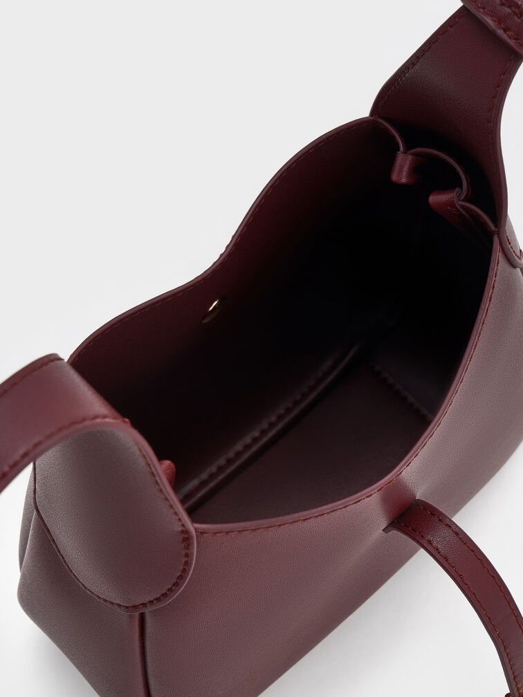 شنطة هوبو ميني أدالين بمشبك معدني وحزام, أحمر توتي فاخر, hi-res