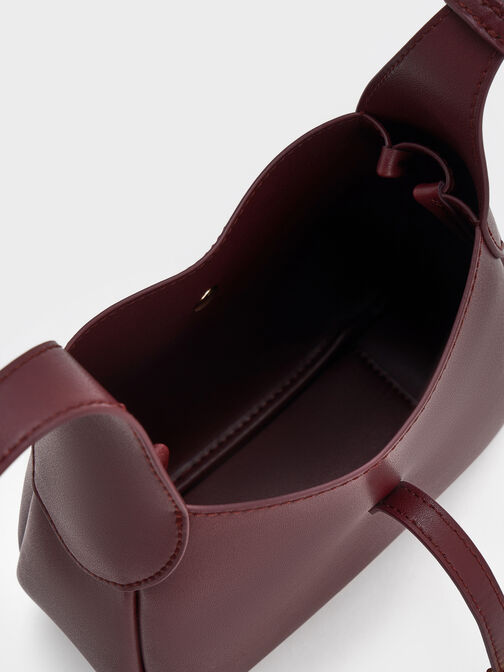 شنطة هوبو ميني أدالين بمشبك معدني وحزام, أحمر توتي فاخر, hi-res