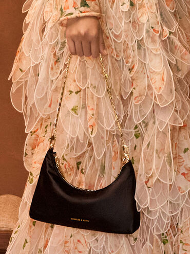 حقيبة من الساتان مزينة بالكريستال ومزوّدة بحزام سلسلة قابل للفصل يمكن حملها بطريقتين, أسود, hi-res