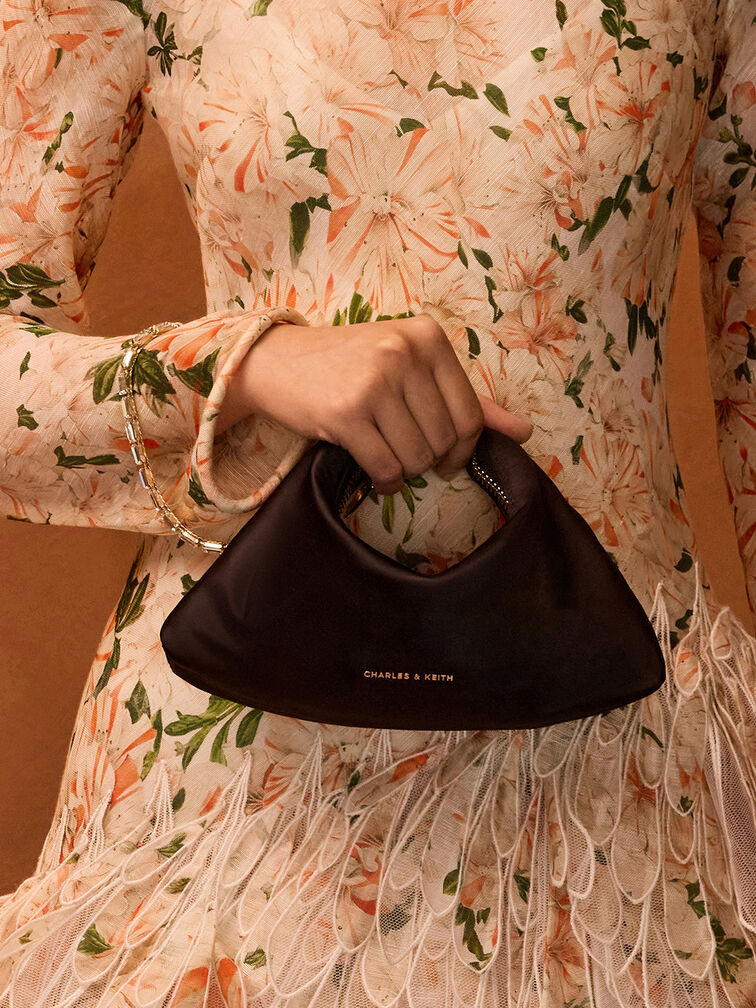 حقيبة من الساتان مزينة بالكريستال ومزوّدة بحزام سلسلة قابل للفصل يمكن حملها بطريقتين, أسود, hi-res