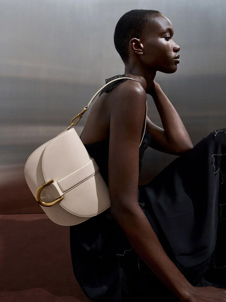 حقيبة سادل جلدية للنساء جابين بلون الشوفان | تشارلز آند كيث