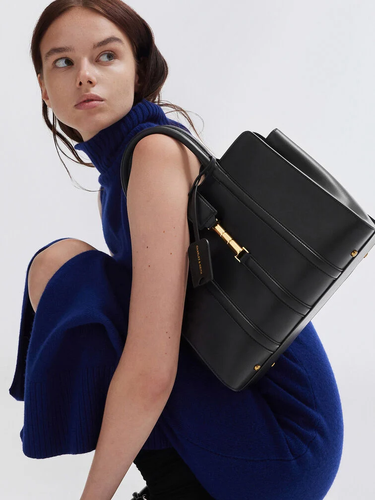  حقيبة توت باج كبيرة سيزيا بتفاصيل معدنية باللون البني الشوكولاتة - تشارلز آند كيث