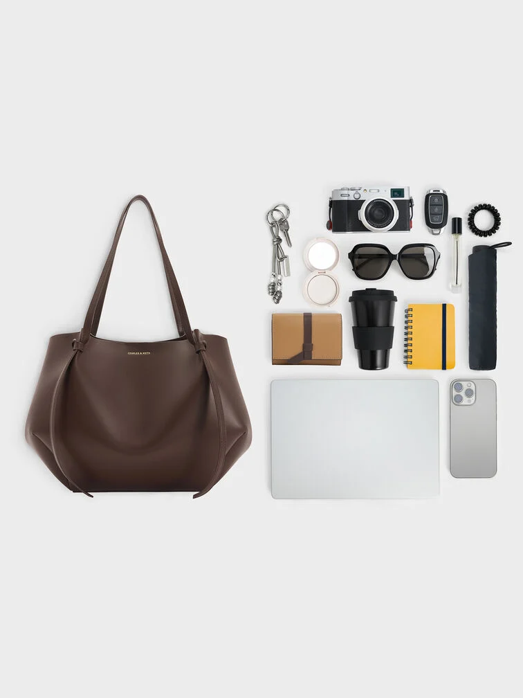The XL Calla tote bag offers even more storage space