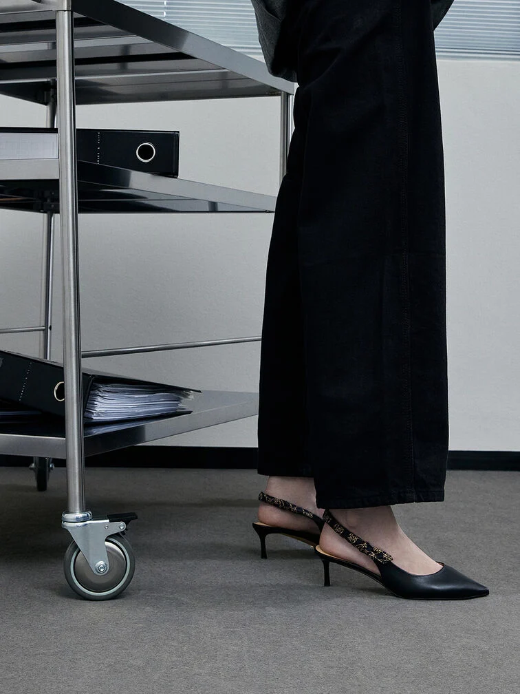 حذاء تولي نسائي من الجلد مزين بحزام مجعّد من الخلف – أسود - تشارلز آند كيث.